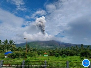 Gunung Lewotobi Laki-laki Meletus Sore Ini, Durasi Hampir 15 Menit