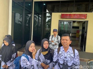 Isak Tangis Guru Honorer di Kantor DPRD Jember gegara Tak Jadi Lolos PPPK