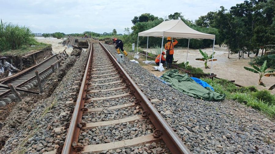 Jalur kereta api di Km 32+5/7 antara Stasiun Gubug dan Stasiun Karangjati, Kabupaten Grobogan masih belum bisa dilalui kereta karena luapan Sungai Tuntang. (Dok. KAI)