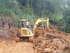 4 Anjing Pelacak Dikerahkan untuk Cari Korban Longsor Pekalongan