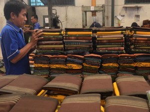 Sarung RI Laris Manis, Diborong Malaysia hingga Rp 23 M