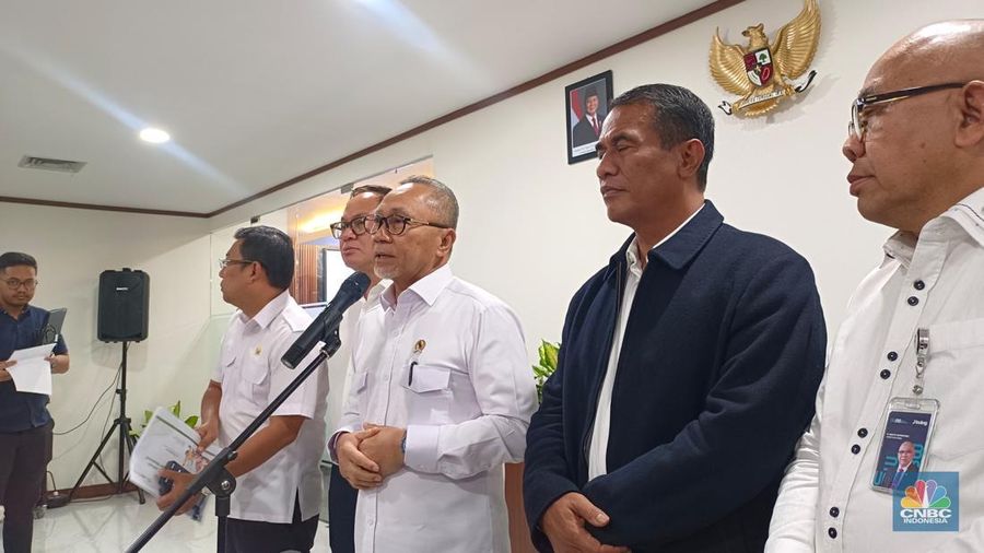 Menko Pangan Zulkifli Hasan bersama Menteri dan Kepala Lembaga Bidang Pangan saat konferensi pers di kantor Kemenko Pangan, Rabu (22/1/2025). (²©²ÊÍøÕ¾/Martya Sari)