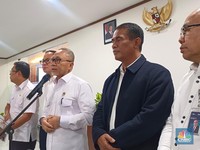 Zulhas Perintahkan Bulog Buru-Buru Tumpuk Beras 3 Juta Ton, Ada Apa?