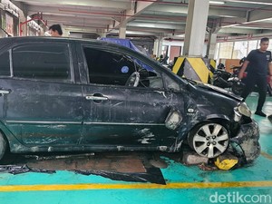Mobil Pensiunan TNI Melaju Tanpa 1 Ban dari Gunung Sahari Sebelum Nyebur