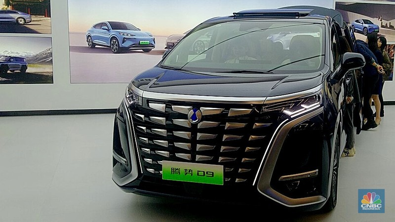 Pabrikan mobil listrik BYD sudah resmi merilis mobil MPV premium Dengan D9 dengan harga tidak sampai Rp 1 miliar, yakni hanya Rp 950 juta. (CNBC Indonesia/Ferry Sandi)