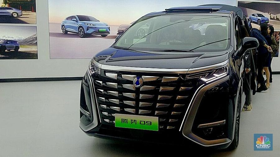 Pabrikan mobil listrik BYD sudah resmi merilis mobil MPV premium Dengan D9 dengan harga tidak sampai Rp 1 miliar, yakni hanya Rp 950 juta. (վ/Ferry Sandi)