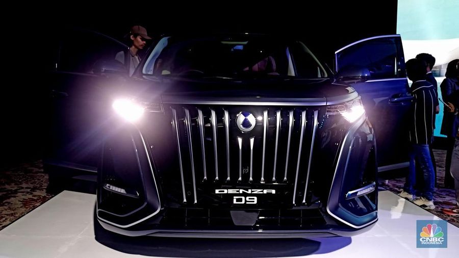 Pabrikan mobil listrik BYD sudah resmi merilis mobil MPV premium Dengan D9 dengan harga tidak sampai Rp 1 miliar, yakni hanya Rp 950 juta. (վ/Ferry Sandi)