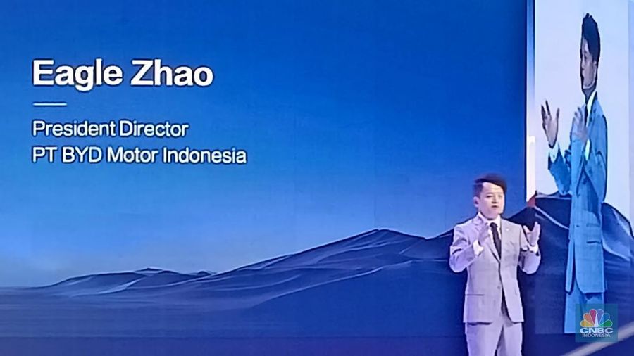 Pabrikan mobil listrik BYD sudah resmi merilis mobil MPV premium Dengan D9 dengan harga tidak sampai Rp 1 miliar, yakni hanya Rp 950 juta. (վ/Ferry Sandi)