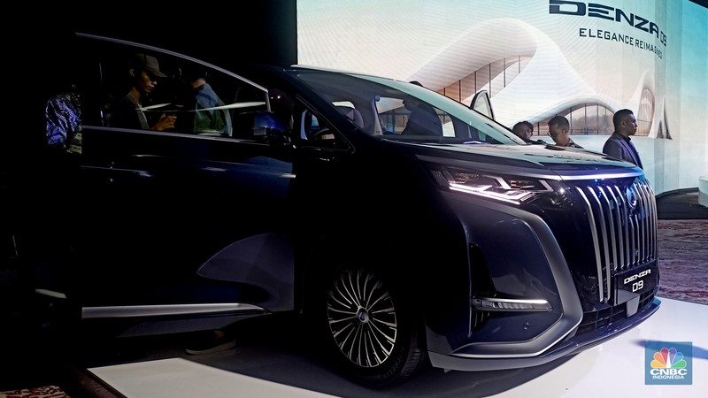 Pabrikan mobil listrik BYD sudah resmi merilis mobil MPV premium Dengan D9 dengan harga tidak sampai Rp 1 miliar, yakni hanya Rp 950 juta. (CNBC Indonesia/Ferry Sandi)