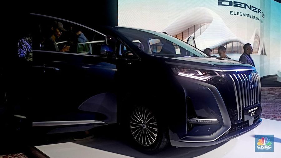 Pabrikan mobil listrik BYD sudah resmi merilis mobil MPV premium Dengan D9 dengan harga tidak sampai Rp 1 miliar, yakni hanya Rp 950 juta. (վ/Ferry Sandi)