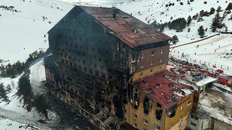 Pemandangan drone menunjukkan akibat kebakaran di sebuah hotel di resor ski Kartalkaya di Bolu, Turki, 21 Januari 2025. (REUTERS/Murad Sezer)