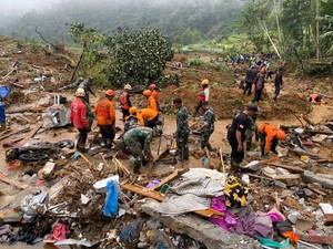 Alat Berat dan Anjing Pelacak Dikerahkan Cari 5 Korban Longsor Petungkriyono