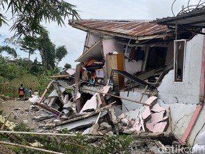 Tanah Gerak di Ratamba Banjarnegara, Belasan Rumah Rusak Berat