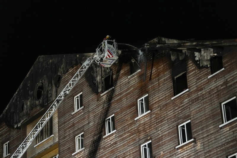 Pemandangan drone menunjukkan akibat kebakaran di sebuah hotel di resor ski Kartalkaya di Bolu, Turki, 21 Januari 2025. (REUTERS/Murad Sezer)