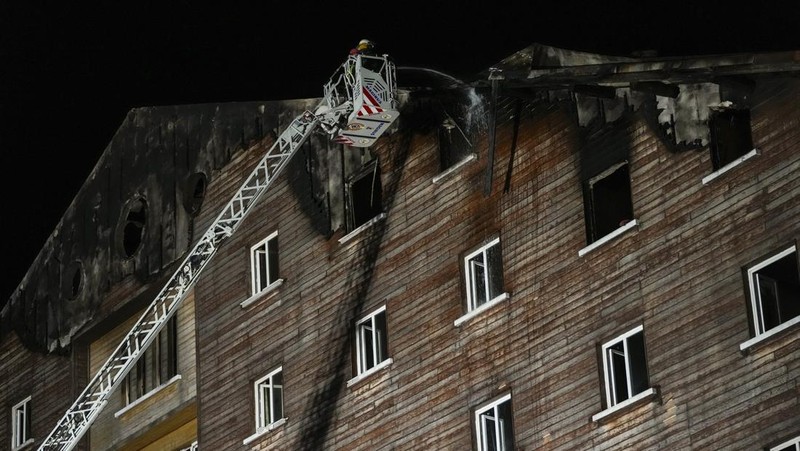 Pemandangan drone menunjukkan akibat kebakaran di sebuah hotel di resor ski Kartalkaya di Bolu, Turki, 21 Januari 2025. (REUTERS/Murad Sezer)