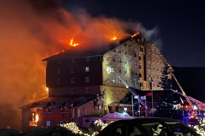 Pemandangan drone menunjukkan akibat kebakaran di sebuah hotel di resor ski Kartalkaya di Bolu, Turki, 21 Januari 2025. Pemandangan drone menunjukkan akibat kebakaran di sebuah hotel di resor ski Kartalkaya di Bolu, Turki, 21 Januari 2025. (REUTERS/Murad Sezer)