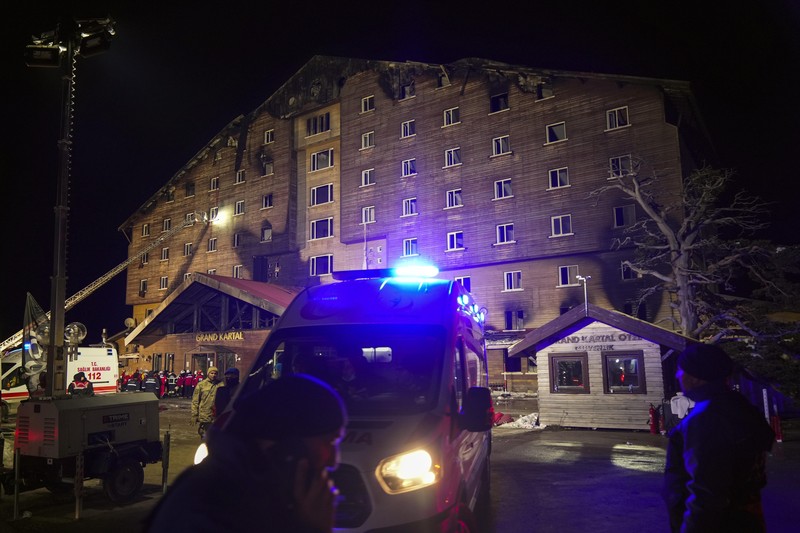 Pemandangan drone menunjukkan akibat kebakaran di sebuah hotel di resor ski Kartalkaya di Bolu, Turki, 21 Januari 2025. Pemandangan drone menunjukkan akibat kebakaran di sebuah hotel di resor ski Kartalkaya di Bolu, Turki, 21 Januari 2025. (REUTERS/Murad Sezer)