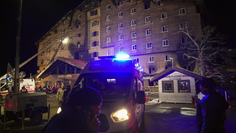 Pemandangan drone menunjukkan akibat kebakaran di sebuah hotel di resor ski Kartalkaya di Bolu, Turki, 21 Januari 2025. (REUTERS/Murad Sezer)