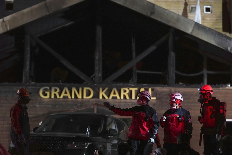 Pemandangan drone menunjukkan akibat kebakaran di sebuah hotel di resor ski Kartalkaya di Bolu, Turki, 21 Januari 2025. (REUTERS/Murad Sezer)
