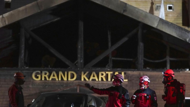 Pemandangan drone menunjukkan akibat kebakaran di sebuah hotel di resor ski Kartalkaya di Bolu, Turki, 21 Januari 2025. (REUTERS/Murad Sezer)