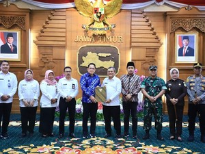 PJ Gubernur Jatim Serahkan SK Perpanjangan Pj Bupati Sampang