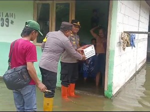 Polisi Patroli Lokasi Banjir Bengawan Solo Sambil Bagi Sembako