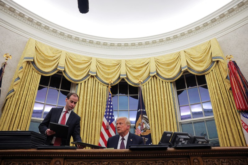 Presiden AS Donald Trump menandatangani dokumen saat mengeluarkan perintah eksekutif dan pengampunan bagi para terdakwa 6 Januari di Ruang Oval di Gedung Putih pada Hari Pelantikan di Washington, AS, 20 Januari 2025. Presiden AS Donald Trump menandatangani dokumen saat mengeluarkan perintah eksekutif dan pengampunan bagi para terdakwa 6 Januari di Ruang Oval di Gedung Putih pada Hari Pelantikan di Washington, AS, 20 Januari 2025. (REUTERS/Carlos Barria)