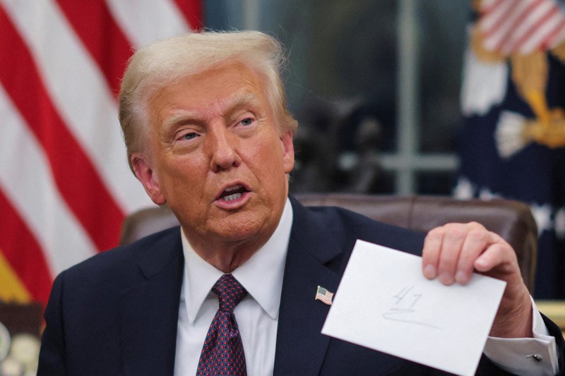 Presiden AS Donald Trump menandatangani dokumen saat mengeluarkan perintah eksekutif dan pengampunan bagi para terdakwa 6 Januari di Ruang Oval di Gedung Putih pada Hari Pelantikan di Washington, AS, 20 Januari 2025. Presiden AS Donald Trump menandatangani dokumen saat mengeluarkan perintah eksekutif dan pengampunan bagi para terdakwa 6 Januari di Ruang Oval di Gedung Putih pada Hari Pelantikan di Washington, AS, 20 Januari 2025. (REUTERS/Carlos Barria)