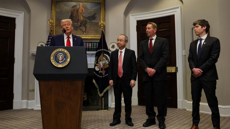 Presiden AS Donald Trump menyampaikan sambutan tentang infrastruktur AI, di samping salah satu pendiri Oracle Larry Ellison, CEO SoftBank Masayoshi Son, dan CEO OpenAI Sam Altman di ruang Roosevelt di Gedung Putih di Washington, AS, 21 Januari 2025. (REUTERS/Carlos Barria)