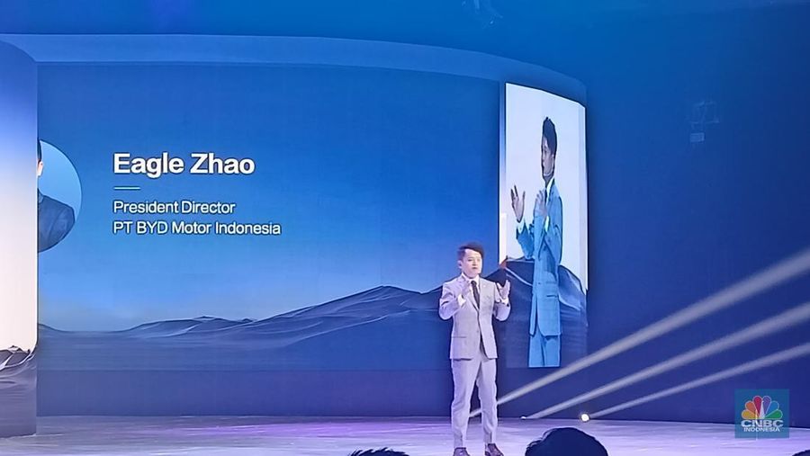 Presiden Direktur PT BYD Motor Indonesia Eagle Zhou dalam peluncuran Denza D9 di Ritz Carlton, Jakarta, Rabu (22/1/2025). (CNBC Indonesia/Ferry Sandi)
