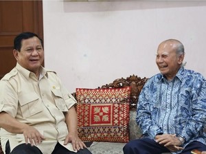 Momen Hangat Prabowo Kunjungi Emil Salim: Maaf Baru Datang Sekarang