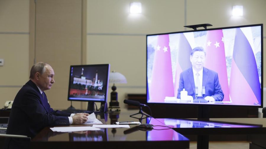 Presiden Rusia Vladimir Putin berbicara dengan Presiden Cina Xi Jinping melalui konferensi video di kediaman negara Novo-Ogaryovo di luar Moskow, Rusia, Selasa, 21 Januari 2025. (Gavriil Grigorov, Sputnik, Kremlin Pool Photo via AP)