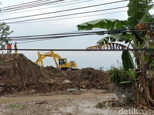 4 Alat Berat Dikerahkan Tambal Tanggul Jebol di Sungai Tuntang Demak