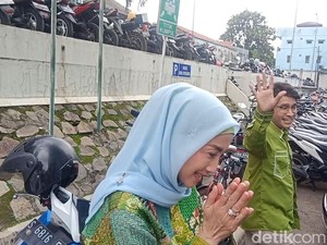 Heboh Uya Kuya Ngonten Depan Rumah Korban Kebakaran LA, Kedekatan Desy-Ruben Onsu