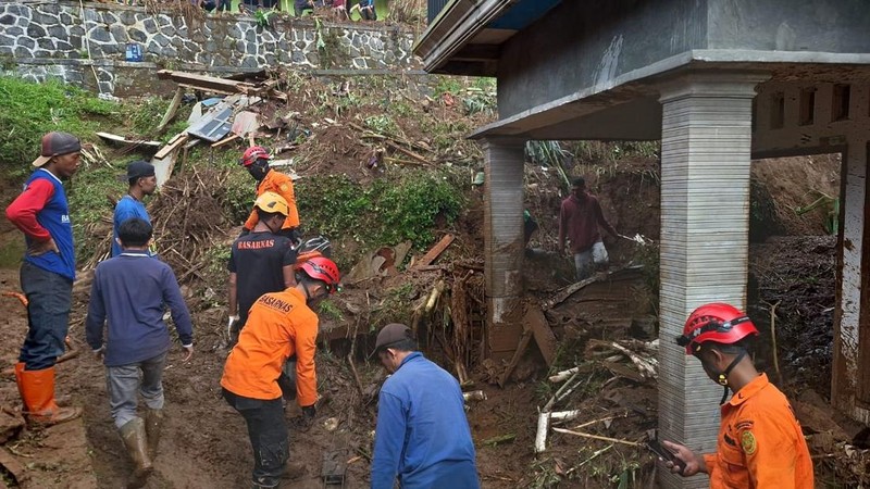 Banjir di Kendal pada Senin (20/1) melanda 6 kecamatan, berdampak pada 3.366 jiwa, 450 orang mengungsi, dan merendam 1.065 rumah serta fasilitas umum. (Dok. BPBD Kab.Grobogan/BNPB)