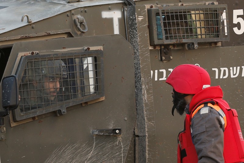 Kendaraan militer Israel melaju di jalan selama serangan Israel, di Jenin, di Tepi Barat yang diduduki Israel, 21 Januari 2025. Kendaraan militer Israel melaju di jalan selama serangan Israel, di Jenin, di Tepi Barat yang diduduki Israel, 21 Januari 2025. (REUTERS/Raneen Sawafta)