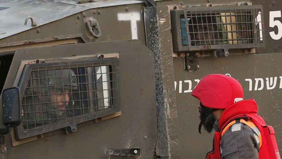 Kendaraan militer Israel melaju di jalan selama serangan Israel, di Jenin, di Tepi Barat yang diduduki Israel, 21 Januari 2025. (REUTERS/Raneen Sawafta)