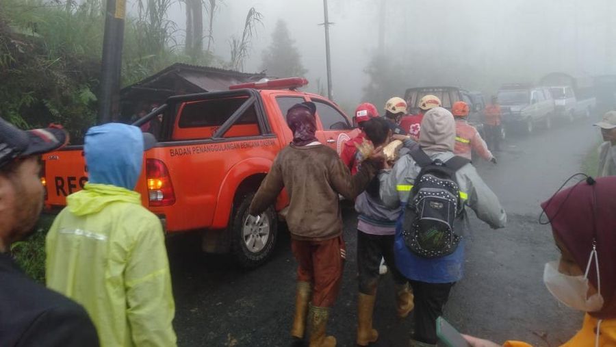 Tim gabungan melakukan evakuasi korban meninggal dunia yang tertimbun longsor di Kabupaten Pekalongan pada Senin (21/1). (Dok. BNPB)