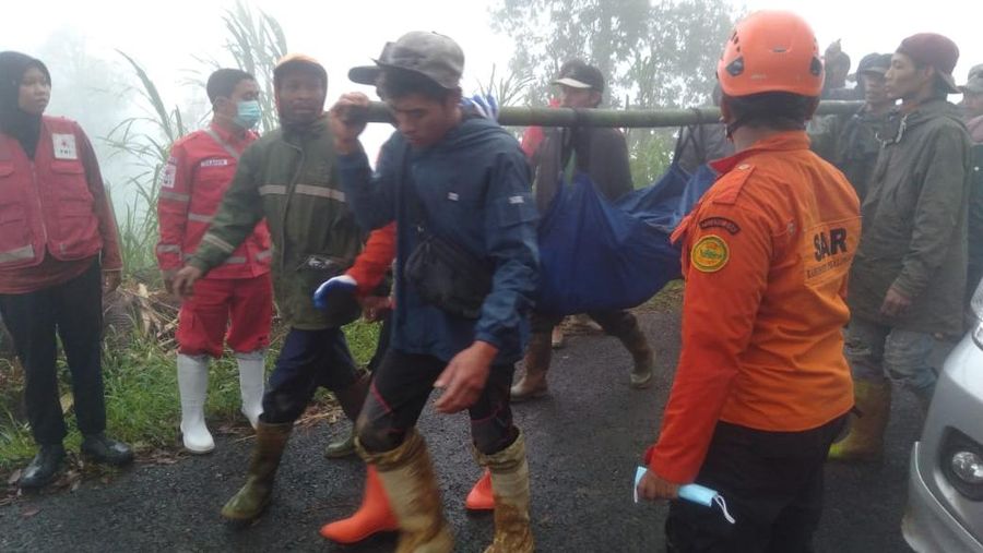 Anggota penyelamat dan perwira militer Indonesia mencari korban di lokasi tanah longsor yang disebabkan oleh hujan lebat di Pekalongan, provinsi Jawa Tengah, Indonesia, 22 Januari 2025. (REUTERS/Budi Purwanto)