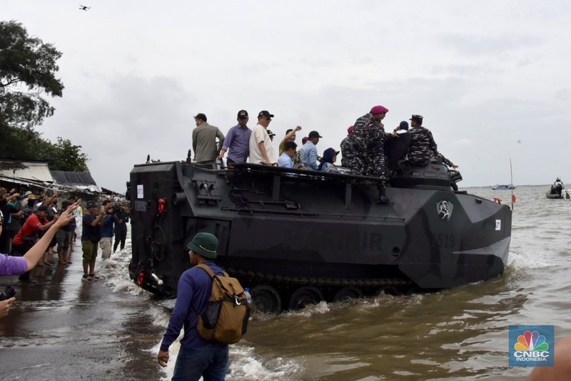 Ketua Komisi IV DPR, Titiek Soeharto  mengecek langsung pembongkaran pagar laut misterius di perairan Tanjung Pasir, Tangerang. Selain Titiek, turut hadir Menteri Kelautan dan Perikanan Wahyu Sakti Trenggono dan Menteri Agraria dan Tata Ruang (ATR) Nusron Wahid. (Tiara Anis/Medsos DPR RI via CNBC Indonesia)