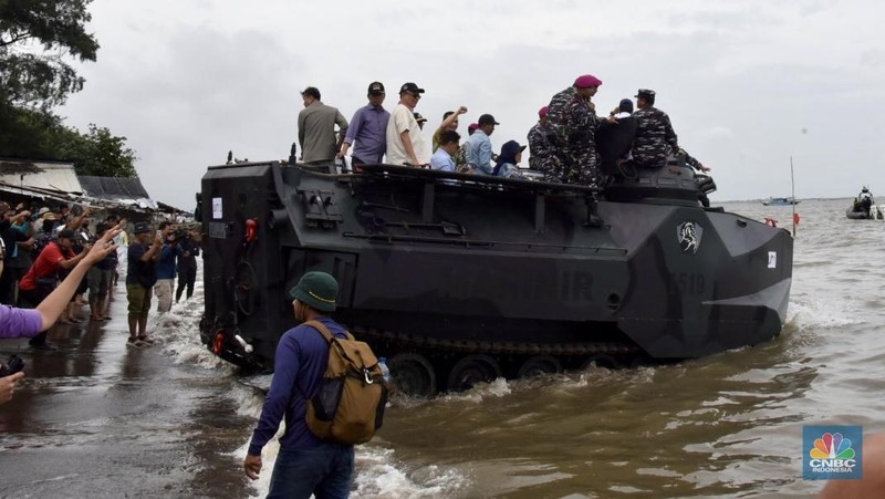 Ketua Komisi IV DPR, Titiek Soeharto  mengecek langsung pembongkaran pagar laut misterius di perairan Tanjung Pasir, Tangerang. Selain Titiek, turut hadir Menteri Kelautan dan Perikanan Wahyu Sakti Trenggono dan Menteri Agraria dan Tata Ruang (ATR) Nusron Wahid. (Tiara Anis/Medsos DPR RI via CNBC Indonesia)