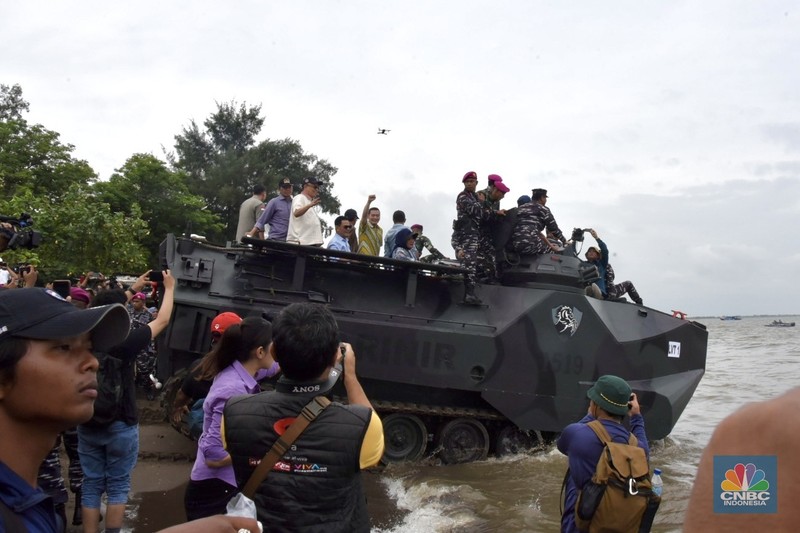 Ketua Komisi IV DPR, Titiek Soeharto  mengecek langsung pembongkaran pagar laut misterius di perairan Tanjung Pasir, Tangerang. Selain Titiek, turut hadir Menteri Kelautan dan Perikanan Wahyu Sakti Trenggono dan Menteri Agraria dan Tata Ruang (ATR) Nusron Wahid. (Tiara Anis/Medsos DPR RI via CNBC Indonesia)