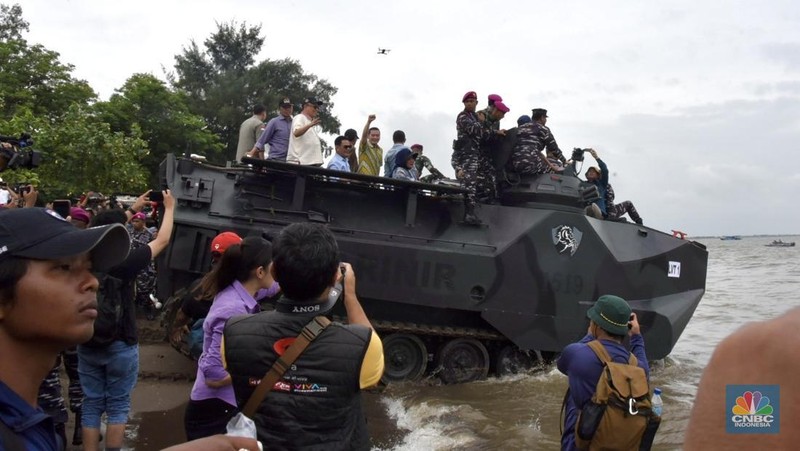 Ketua Komisi IV DPR, Titiek Soeharto  mengecek langsung pembongkaran pagar laut misterius di perairan Tanjung Pasir, Tangerang. Selain Titiek, turut hadir Menteri Kelautan dan Perikanan Wahyu Sakti Trenggono dan Menteri Agraria dan Tata Ruang (ATR) Nusron Wahid. (Tiara Anis/Medsos DPR RI via CNBC Indonesia)