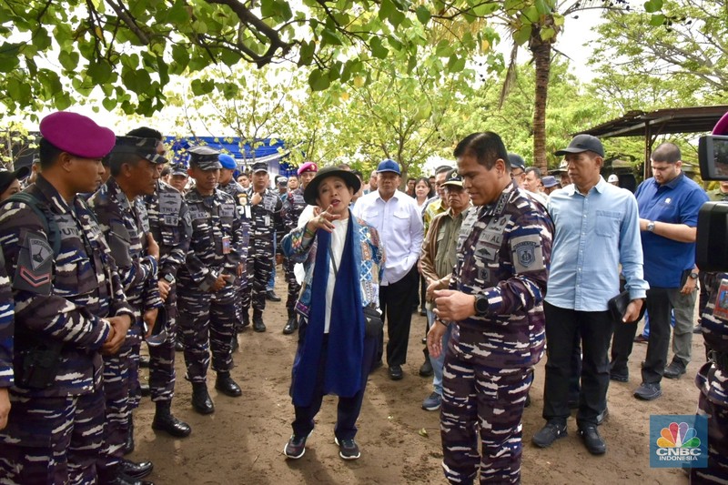 Ketua Komisi IV DPR, Titiek Soeharto  mengecek langsung pembongkaran pagar laut misterius di perairan Tanjung Pasir, Tangerang. Selain Titiek, turut hadir Menteri Kelautan dan Perikanan Wahyu Sakti Trenggono dan Menteri Agraria dan Tata Ruang (ATR) Nusron Wahid. (Tiara Anis/Medsos DPR RI via CNBC Indonesia)
