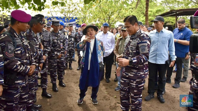 Ketua Komisi IV DPR, Titiek Soeharto  mengecek langsung pembongkaran pagar laut misterius di perairan Tanjung Pasir, Tangerang. Selain Titiek, turut hadir Menteri Kelautan dan Perikanan Wahyu Sakti Trenggono dan Menteri Agraria dan Tata Ruang (ATR) Nusron Wahid. (Tiara Anis/Medsos DPR RI via CNBC Indonesia)