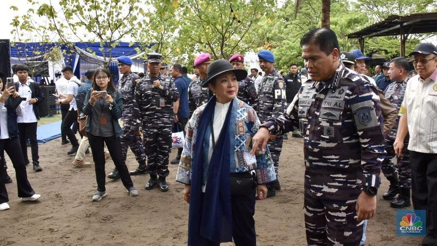 Ketua Komisi IV DPR, Titiek Soeharto mengecek langsung pembongkaran pagar laut misterius di perairan Tanjung Pasir, Tangerang. Selain Titiek, turut hadir Menteri Kelautan dan Perikanan Wahyu Sakti Trenggono dan Menteri Agraria dan Tata Ruang (ATR) Nusron Wahid. (Tiara Anis/Medsos DPR RI via CNBC Indonesia)