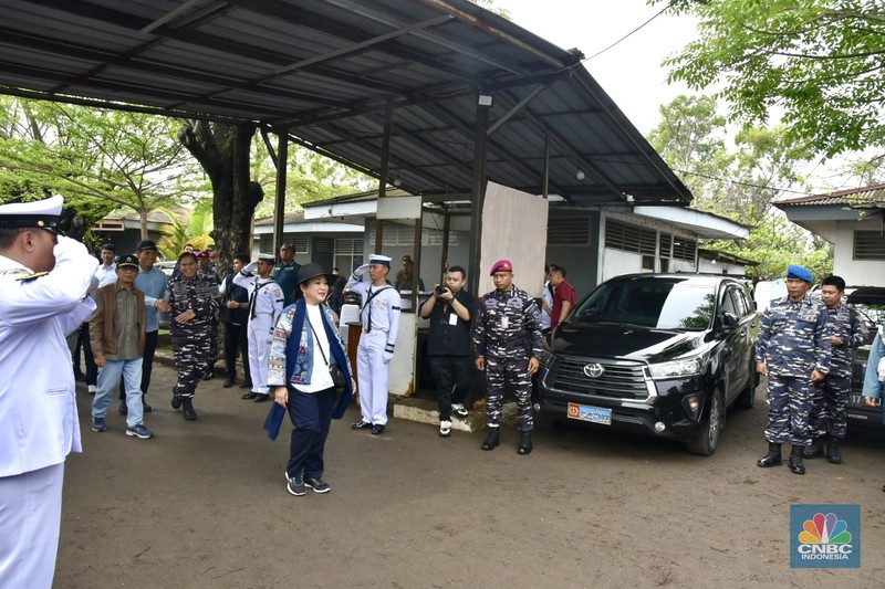 Titiek Soeharto tinjau pembongkaran pagar laut. Ketua Komisi IV DPR, Titiek Soeharto mengecek langsung pembongkaran pagar laut misterius di perairan Tanjung Pasir, Tangerang. Selain Titiek, turut hadir Menteri Kelautan dan Perikanan Wahyu Sakti Trenggono dan Menteri Agraria dan Tata Ruang (ATR) Nusron Wahid. (Tiara Anis/Medsos DPR RI via CNBC Indonesia)