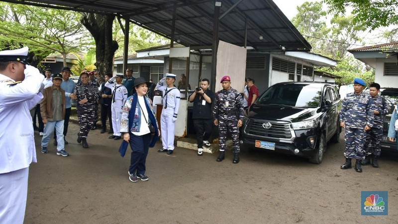 Ketua Komisi IV DPR, Titiek Soeharto  mengecek langsung pembongkaran pagar laut misterius di perairan Tanjung Pasir, Tangerang. Selain Titiek, turut hadir Menteri Kelautan dan Perikanan Wahyu Sakti Trenggono dan Menteri Agraria dan Tata Ruang (ATR) Nusron Wahid. (Tiara Anis/Medsos DPR RI via CNBC Indonesia)