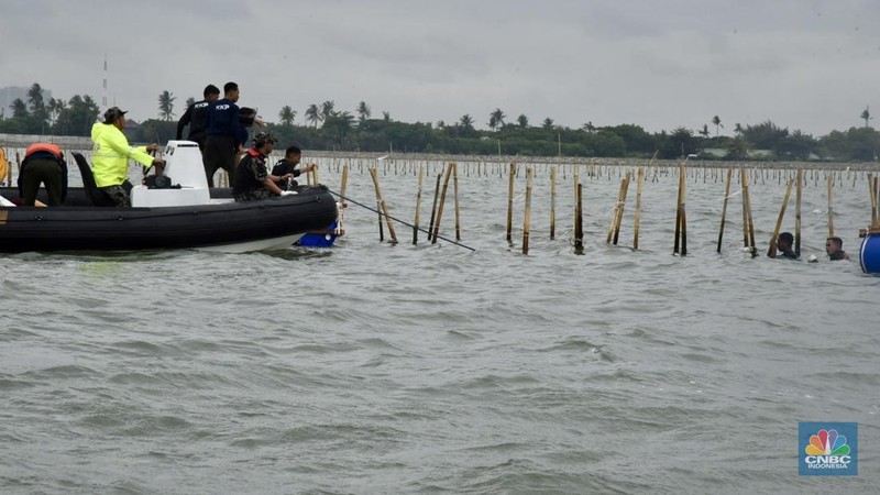 Ketua Komisi IV DPR, Titiek Soeharto  mengecek langsung pembongkaran pagar laut misterius di perairan Tanjung Pasir, Tangerang. Selain Titiek, turut hadir Menteri Kelautan dan Perikanan Wahyu Sakti Trenggono dan Menteri Agraria dan Tata Ruang (ATR) Nusron Wahid. (Tiara Anis/Medsos DPR RI via CNBC Indonesia)