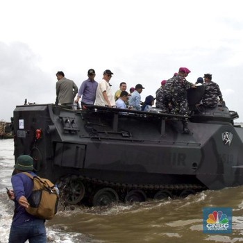 Naik Tank Amfibi, Titiek Soeharto Nyebur Cek Pembongkaran Pagar Laut